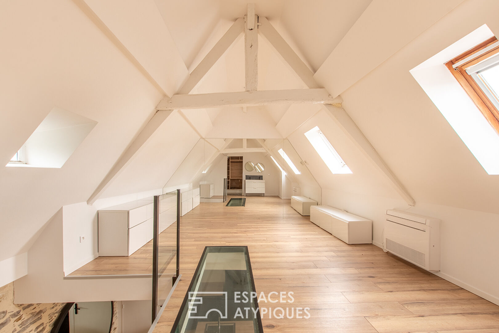 Maison contemporaine avec patio intérieur