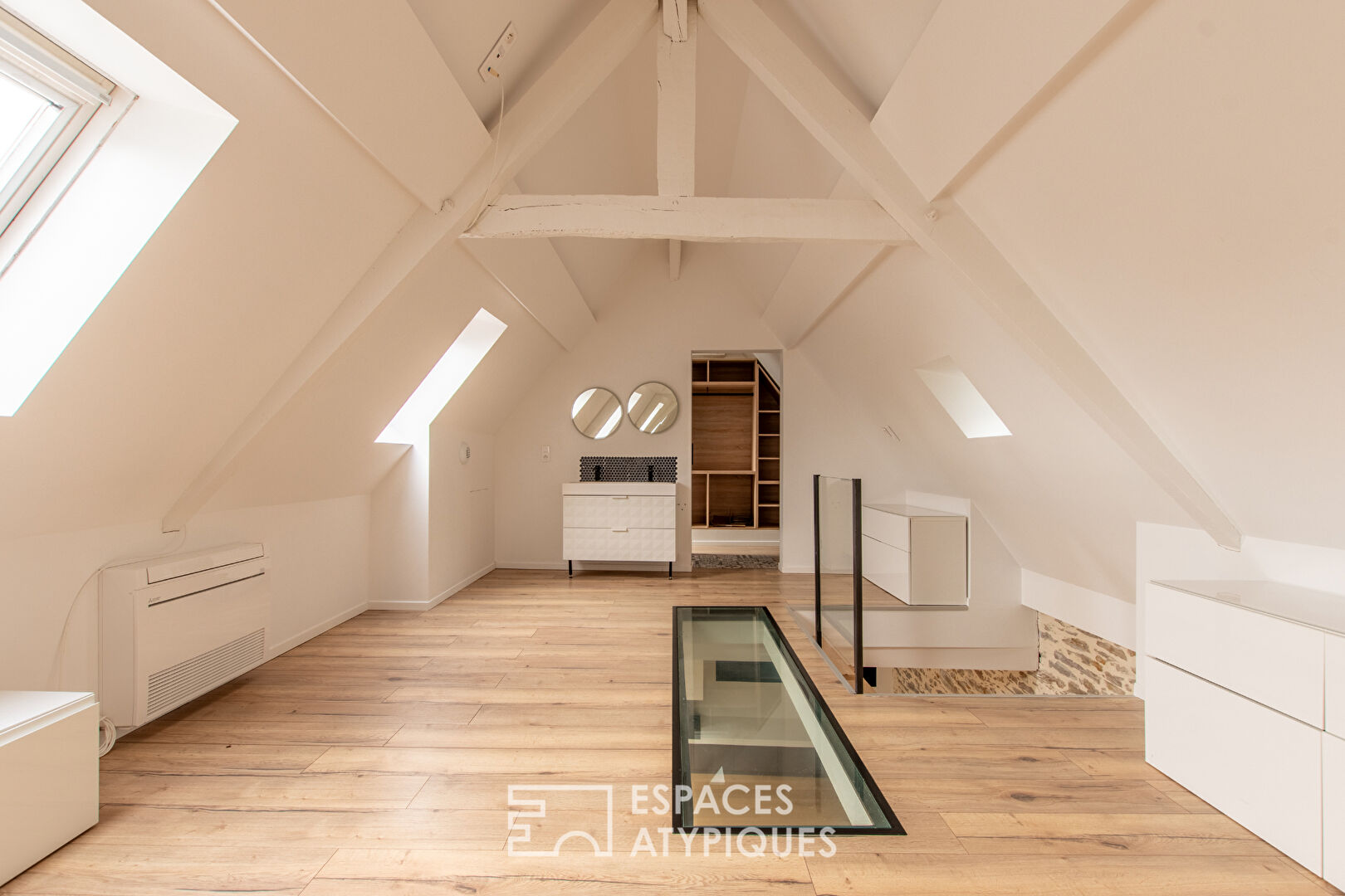 Maison contemporaine avec patio intérieur