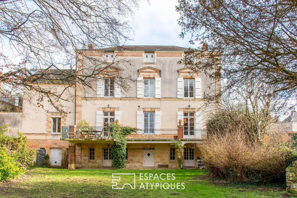 Elégance intemporelle : Maison de Maître au pied du Château