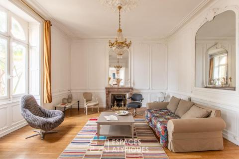 Elégance intemporelle : Maison de Maître au pied du Château