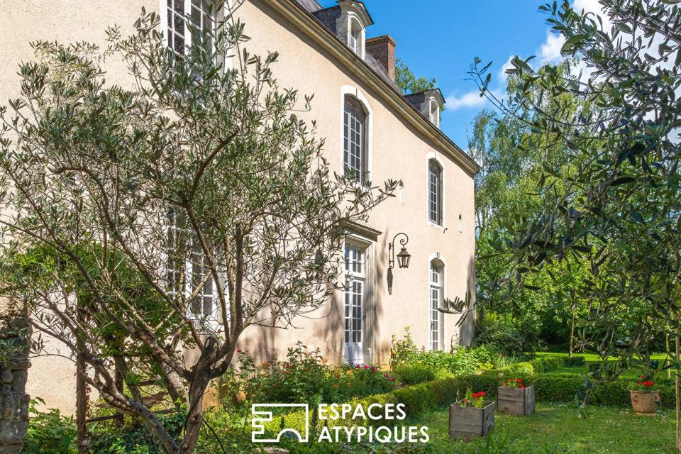 Manoir du XVIIe siècle aux volumes généreux avec piscine intérieure