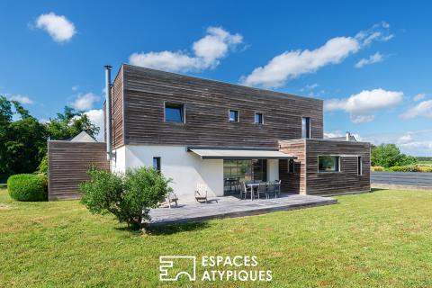 Elegant contemporary house combining light and nature