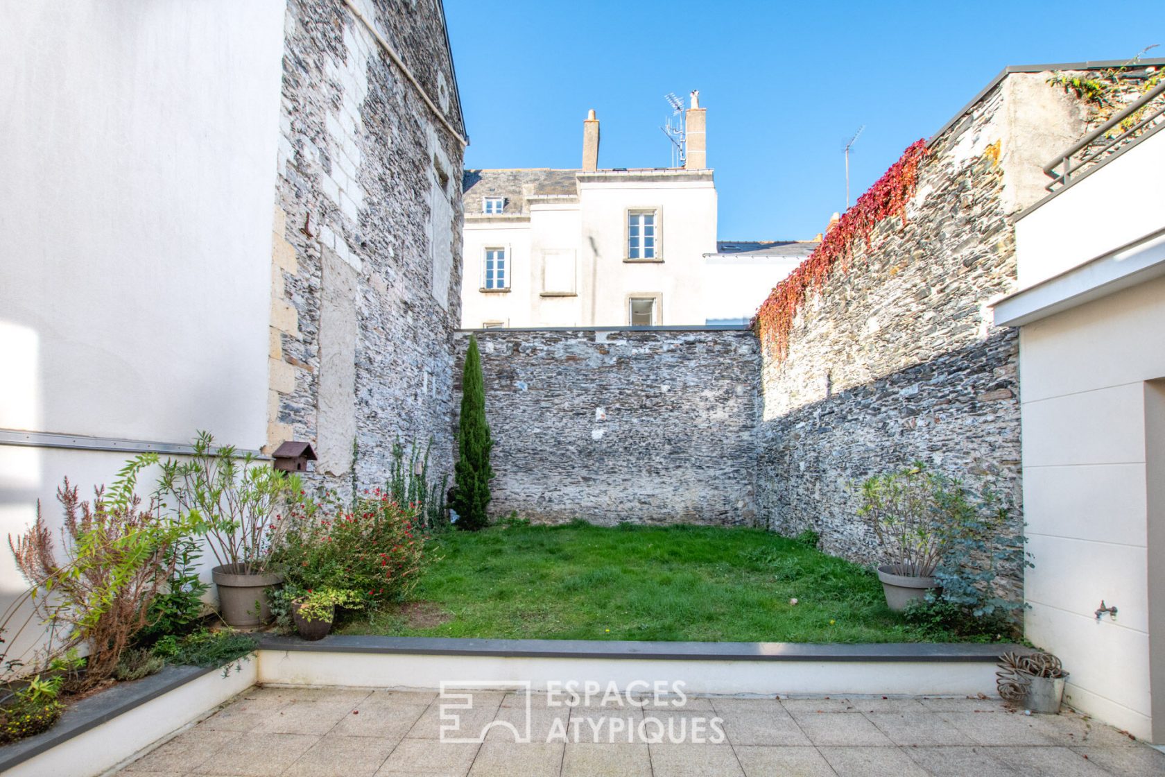 Maison en coeur la ville avec jardin