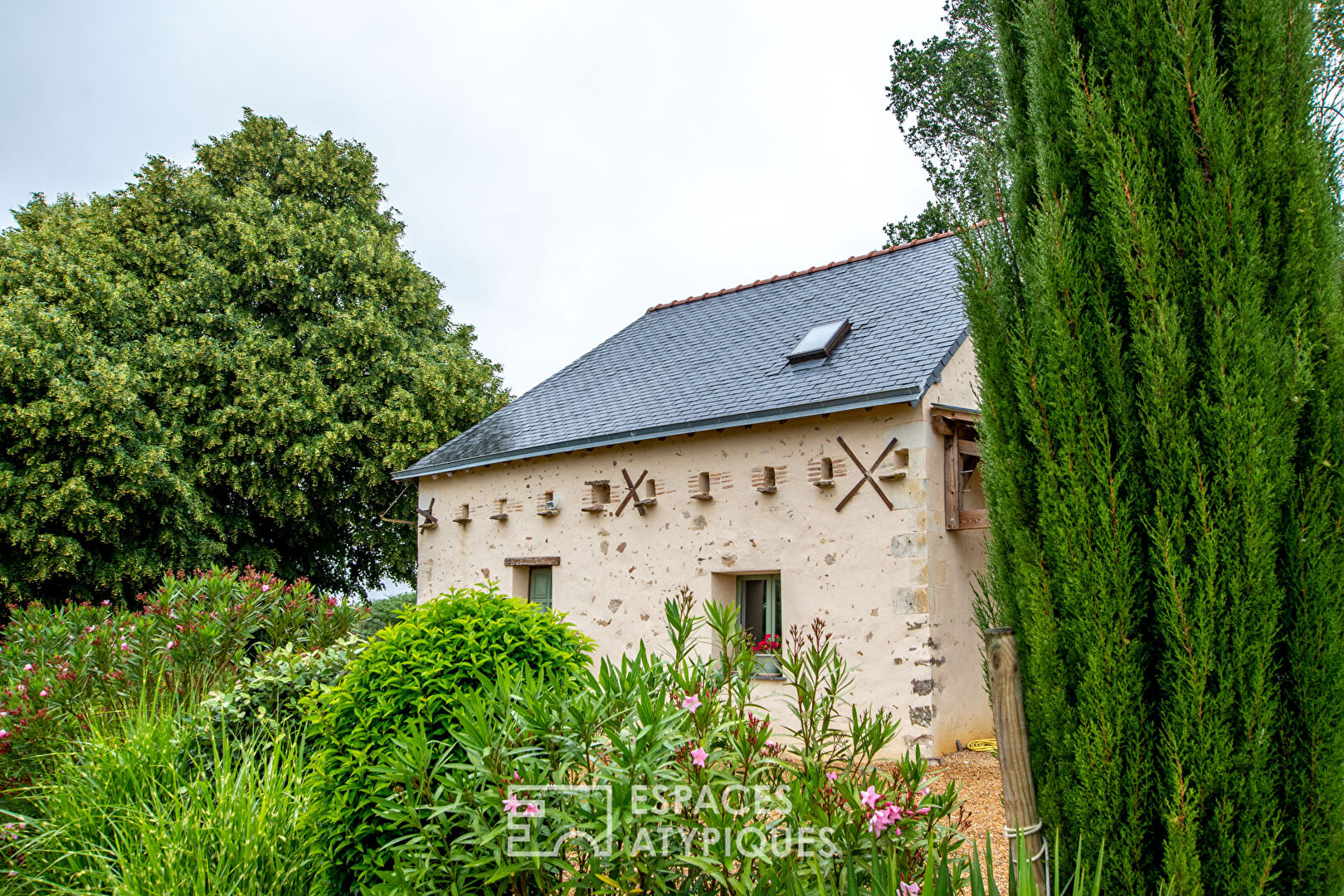 Ancien corps de ferme à la campagne.