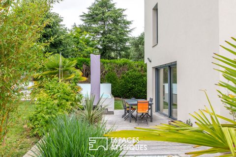 Lumineuse maison contemporaine avec piscine