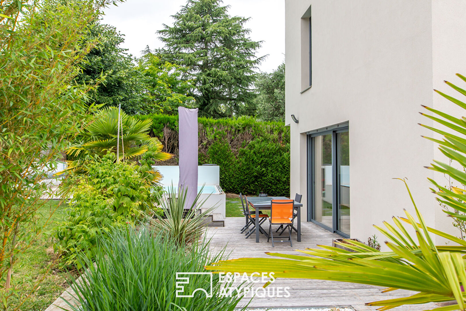 Lumineuse maison contemporaine avec piscine