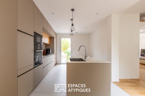 Lumineuse maison contemporaine avec piscine