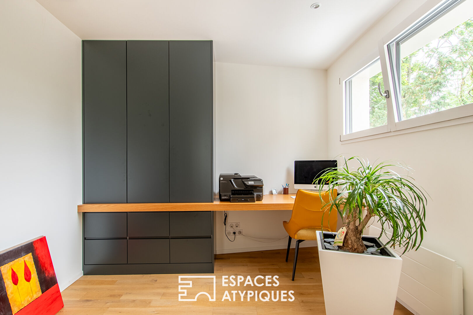 Lumineuse maison contemporaine avec piscine
