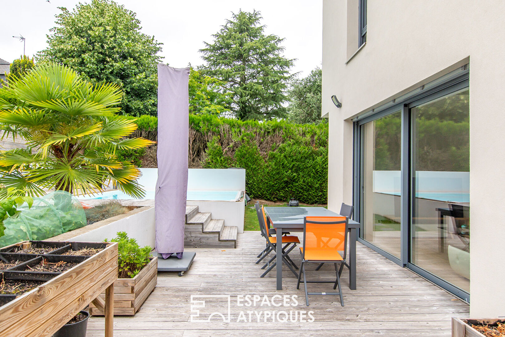 Lumineuse maison contemporaine avec piscine