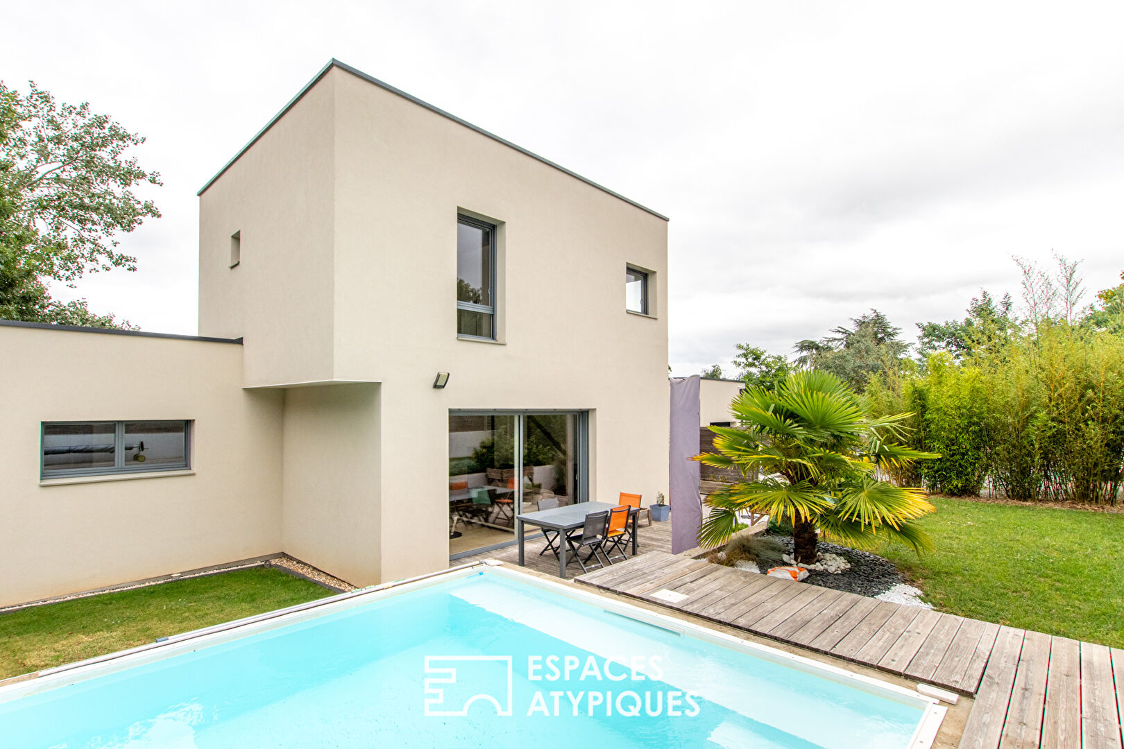 Lumineuse maison contemporaine avec piscine
