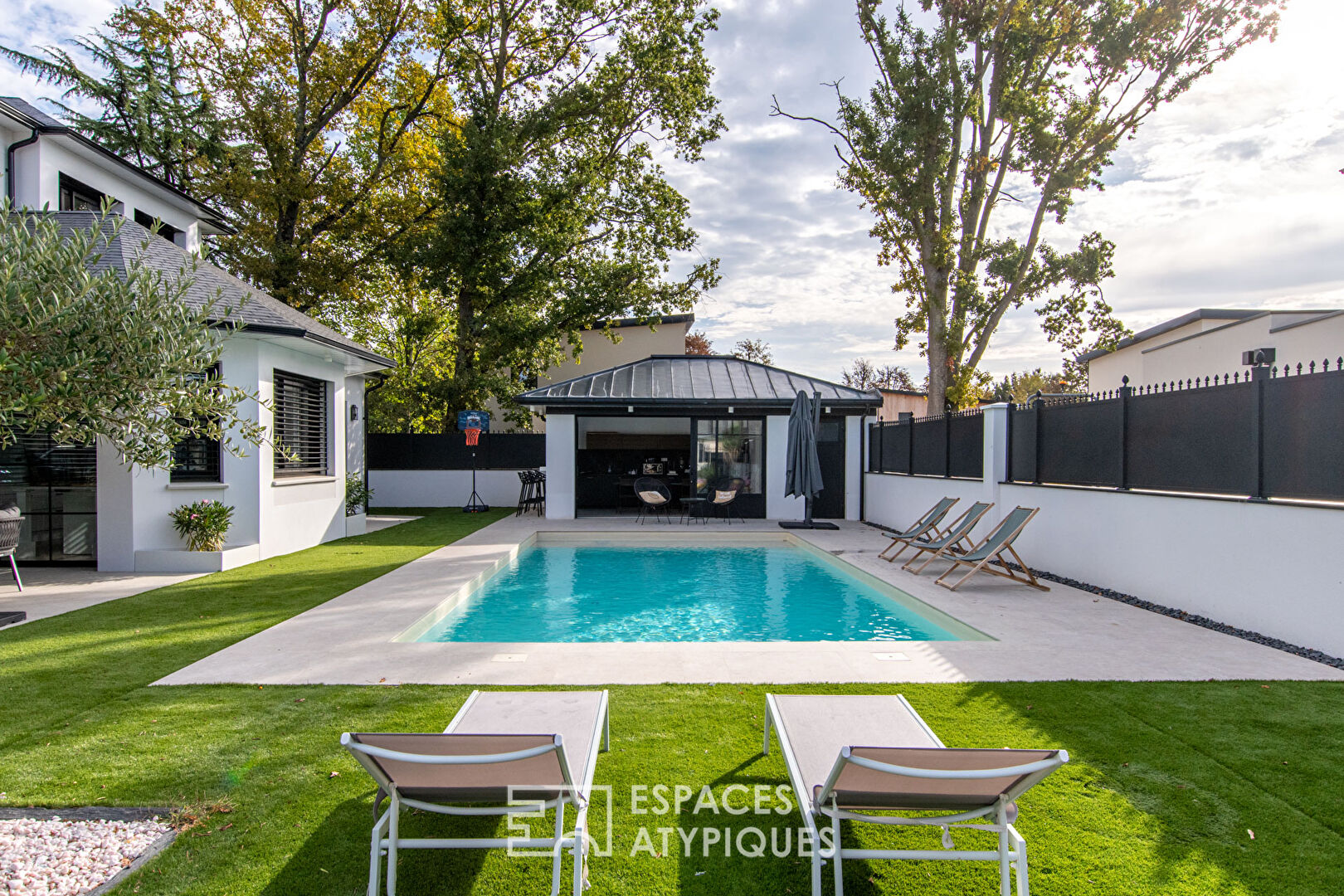 Grande propriété contemporaine avec piscine 