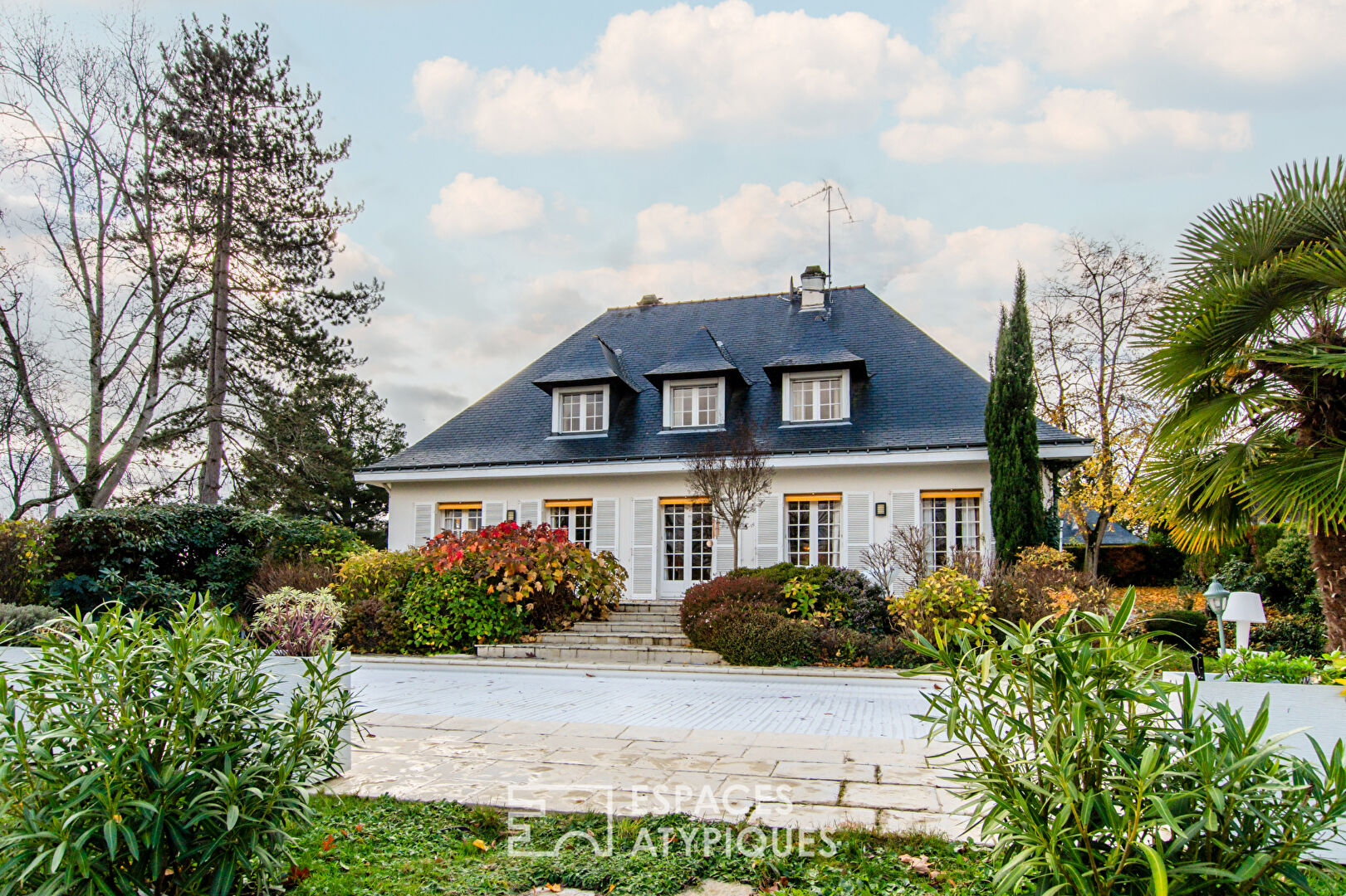 Bright house with its swimming pool