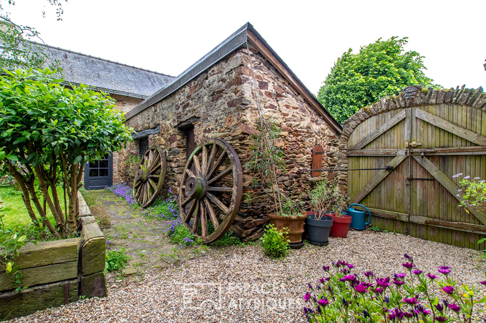 Ancien relais de poste du XVIII et ses écuries