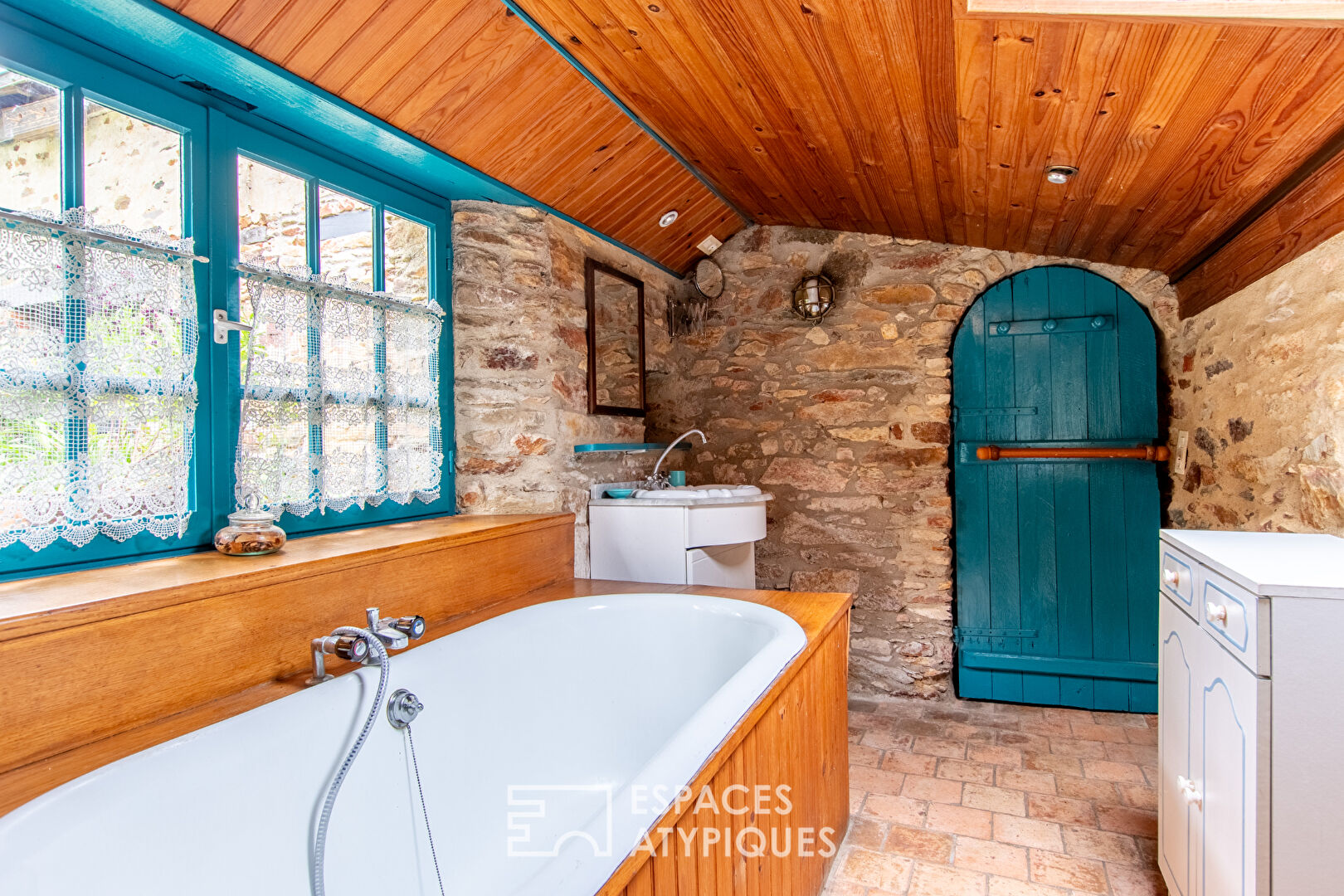 Ancien relais de poste du XVIII et ses écuries
