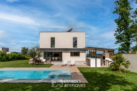 Beautiful contemporary in a pleasant environment