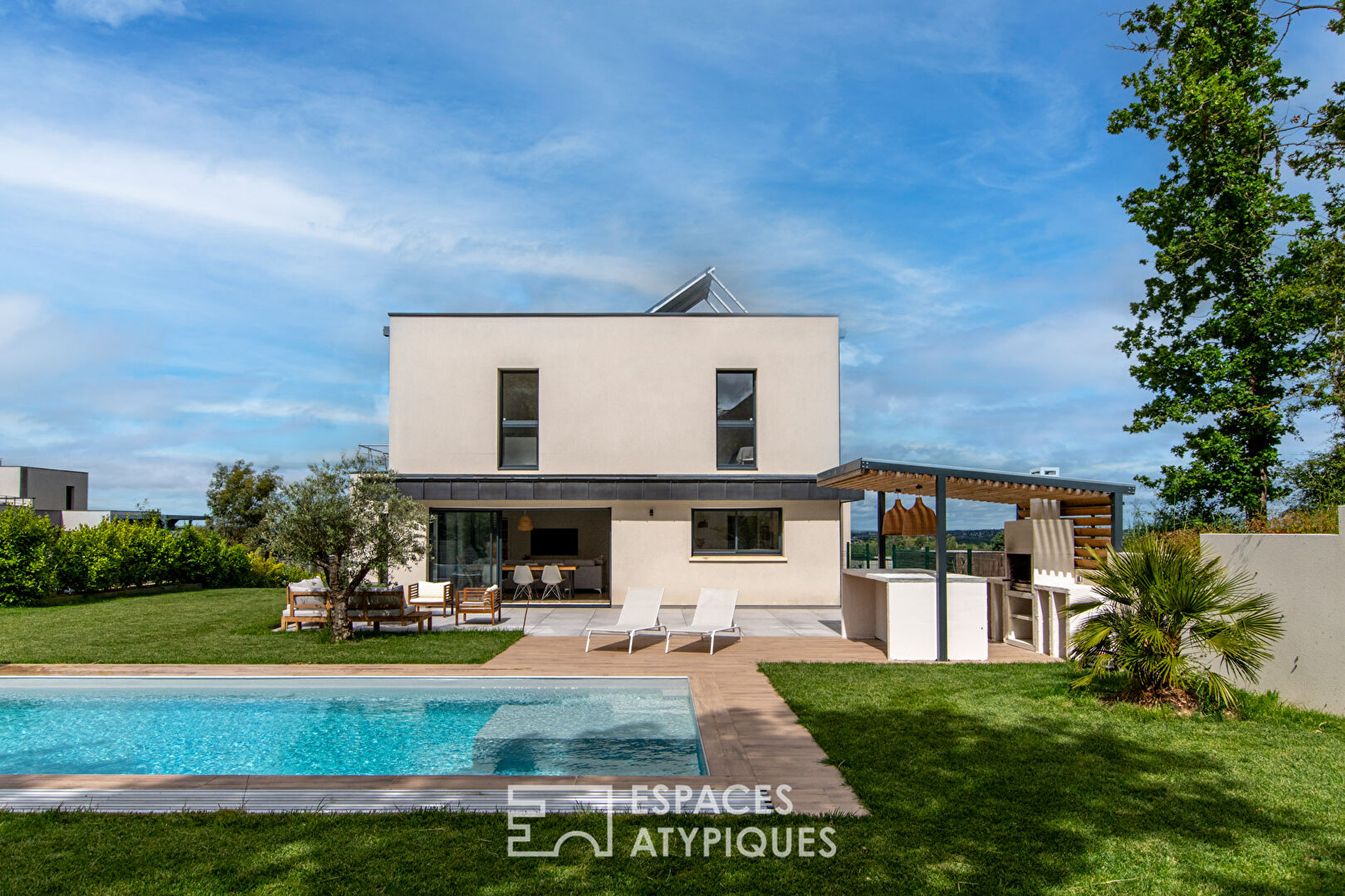 Beautiful contemporary in a pleasant environment