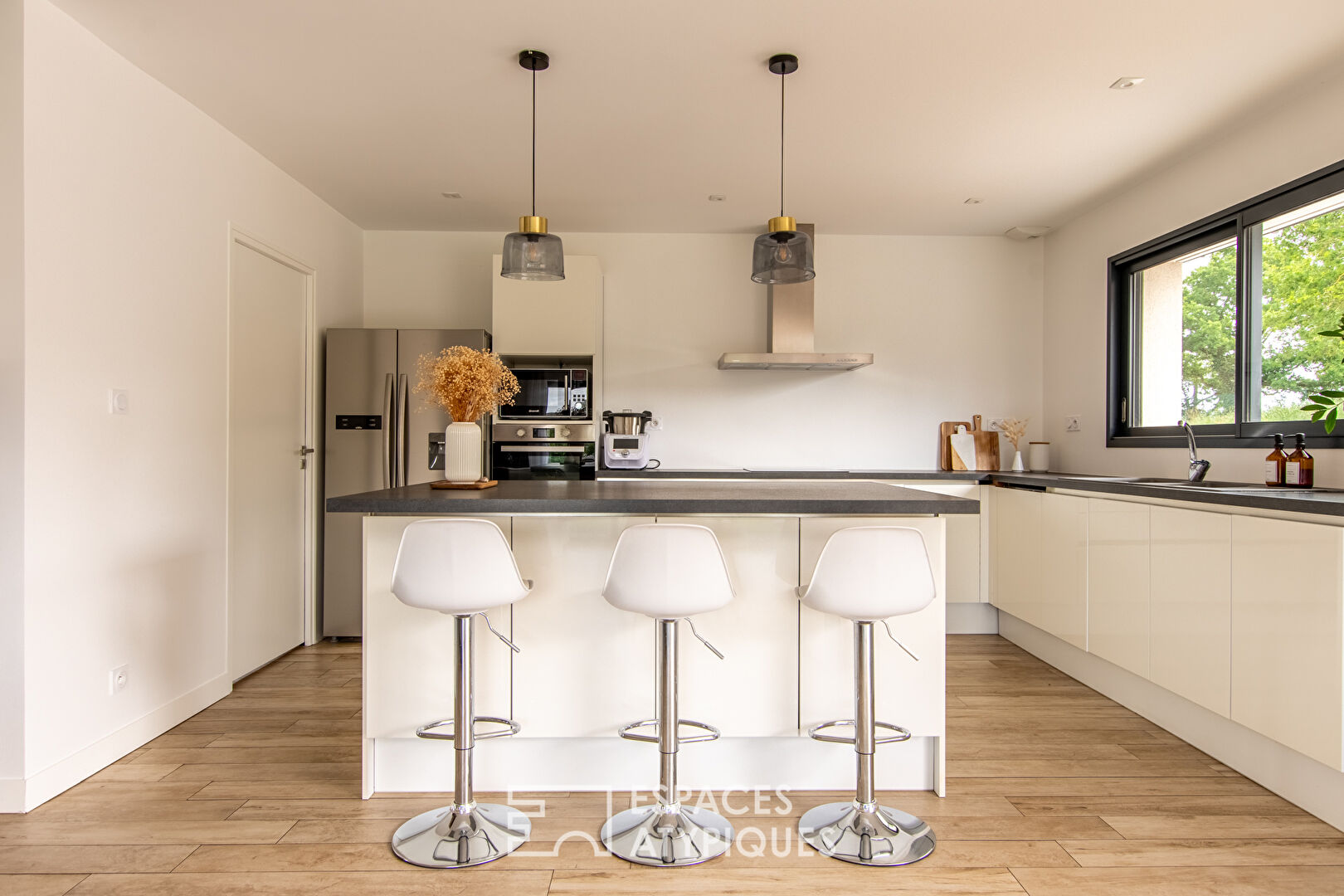 Beautiful contemporary in a pleasant environment