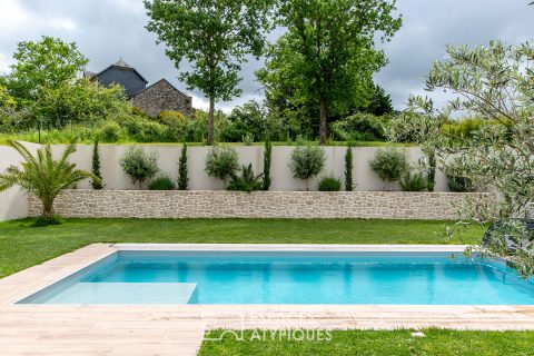 Beautiful contemporary in a pleasant environment