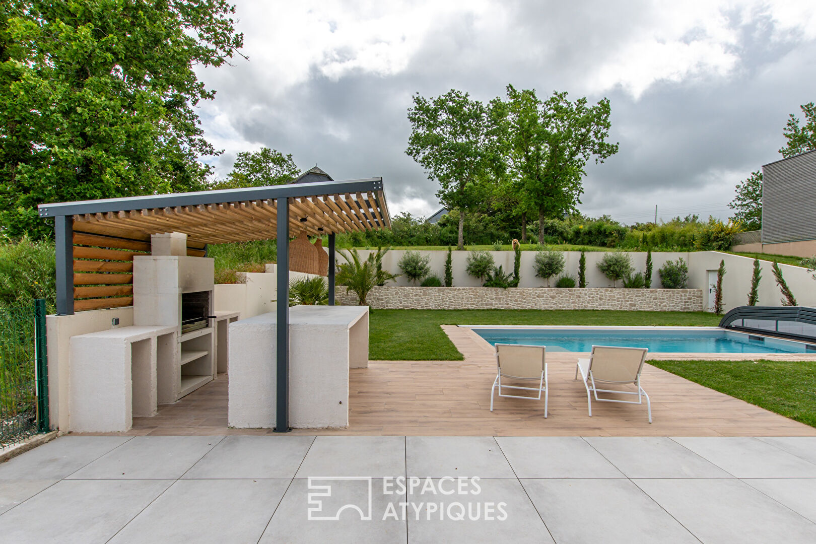Beautiful contemporary in a pleasant environment