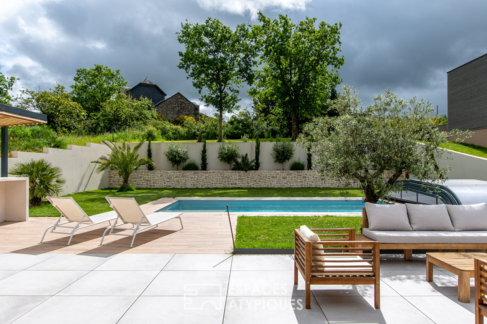 Beautiful contemporary in a pleasant environment