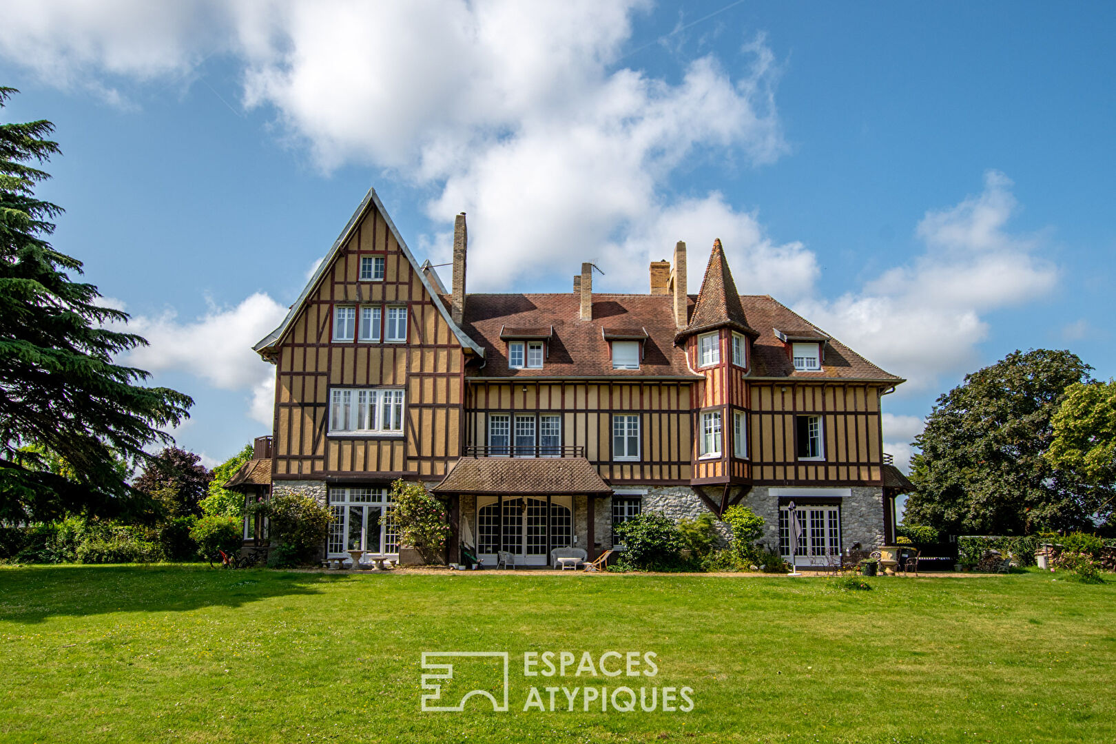 Anglo-Norman manor with swimming pool