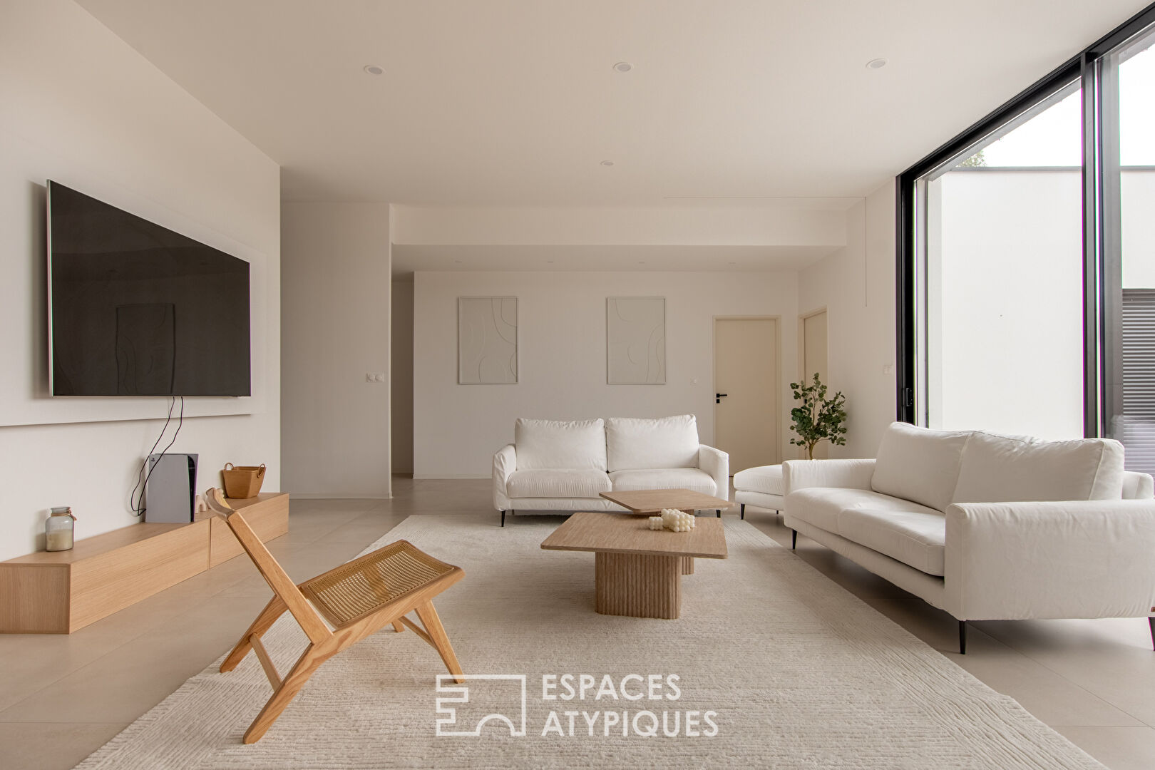 Maison contemporaine de plain-pied et son agréable jardin