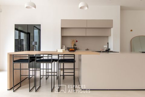 Maison contemporaine de plain-pied et son agréable jardin
