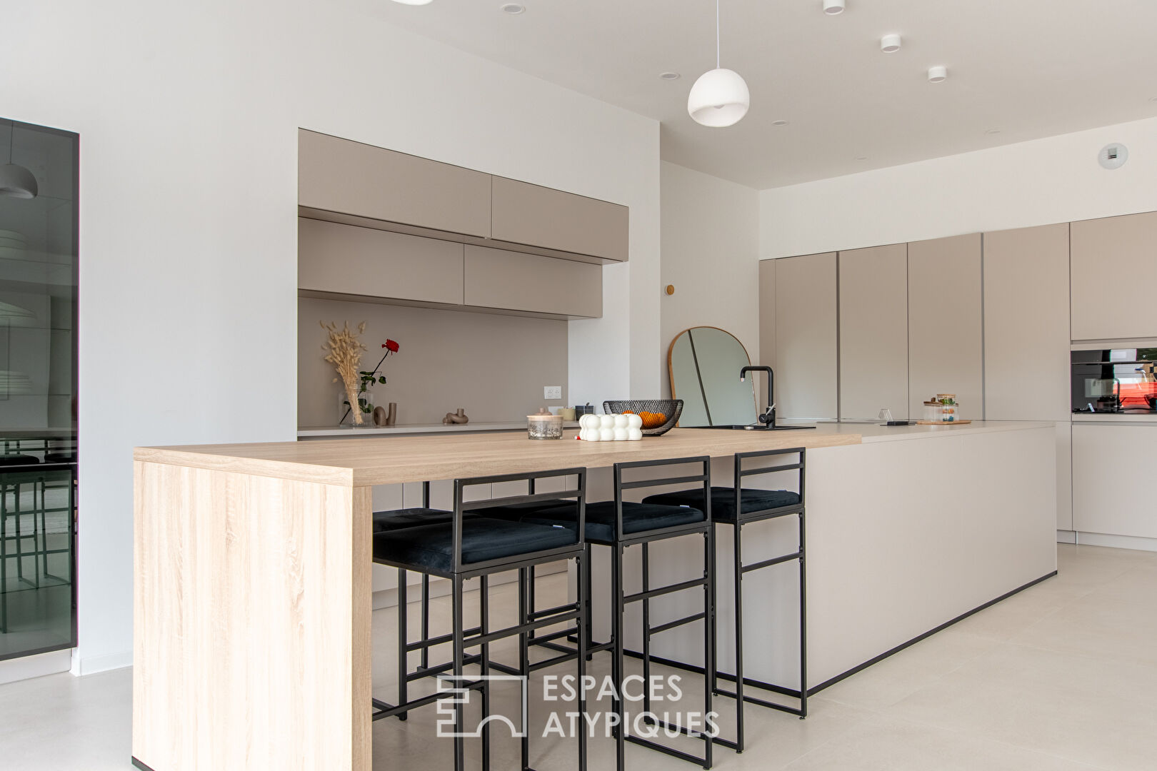 Maison contemporaine de plain-pied et son agréable jardin