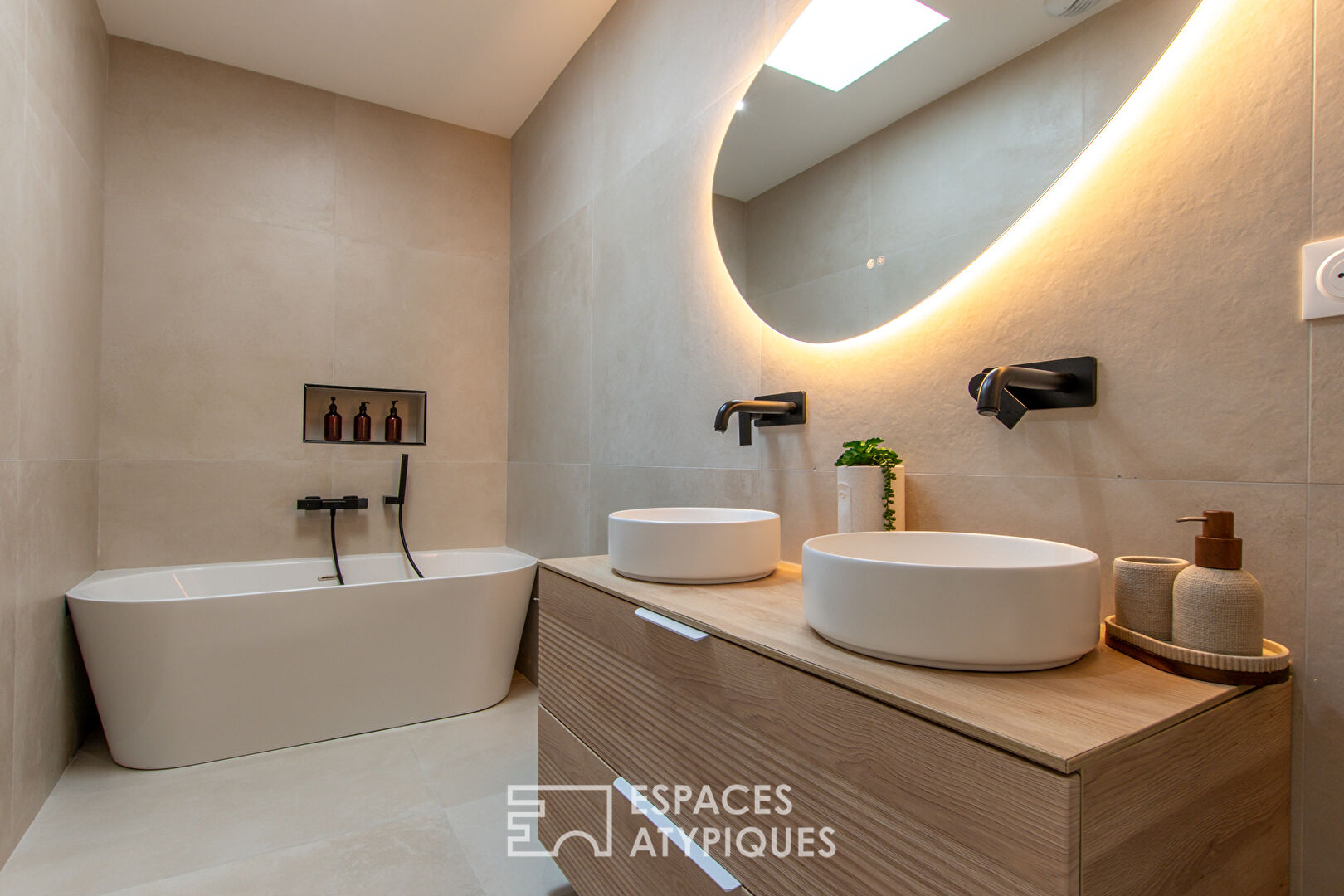 Maison contemporaine de plain-pied et son agréable jardin