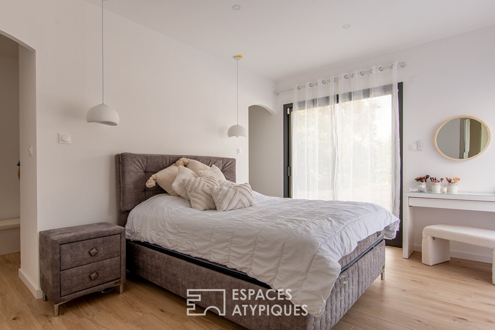 Maison contemporaine de plain-pied et son agréable jardin