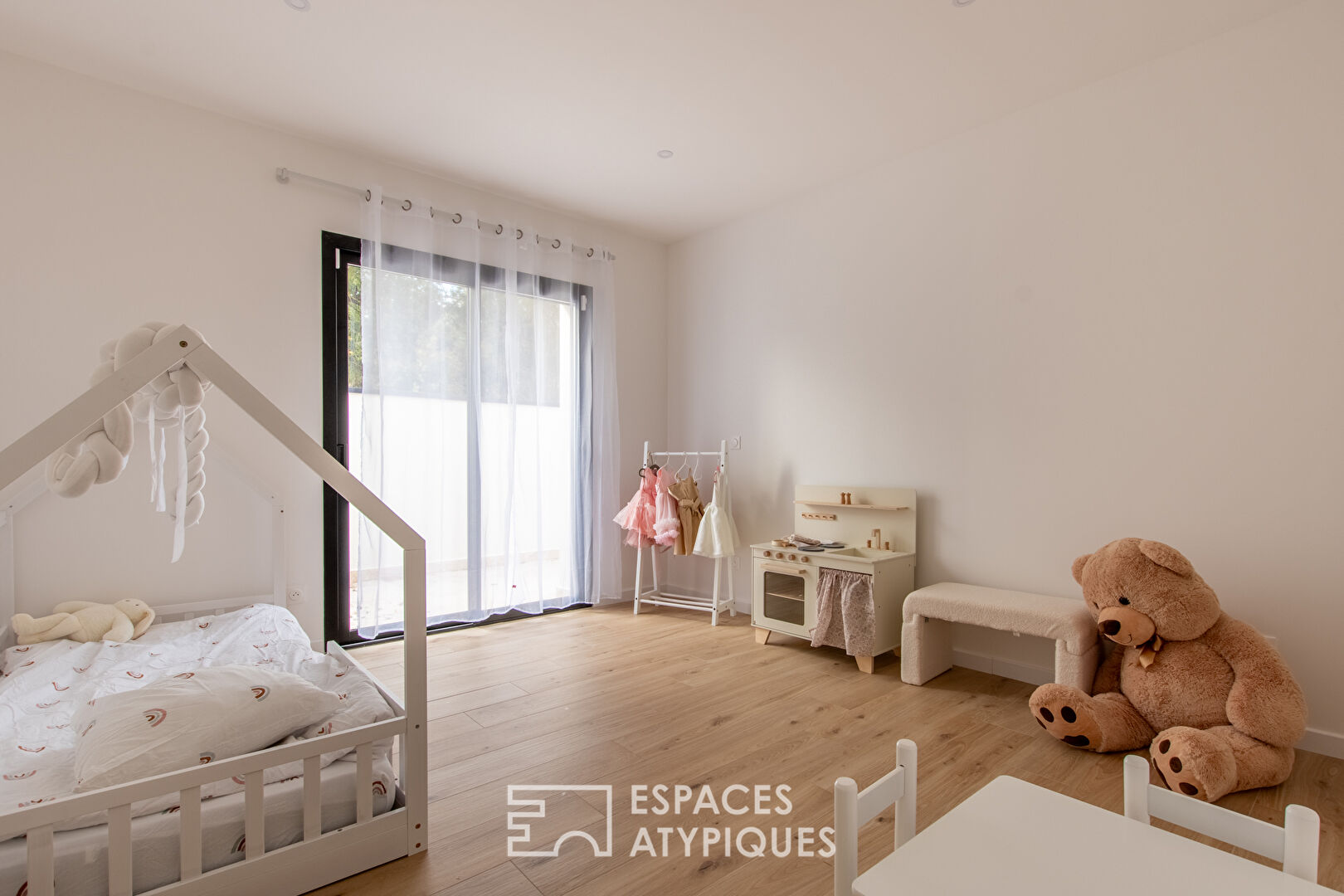 Maison contemporaine de plain-pied et son agréable jardin