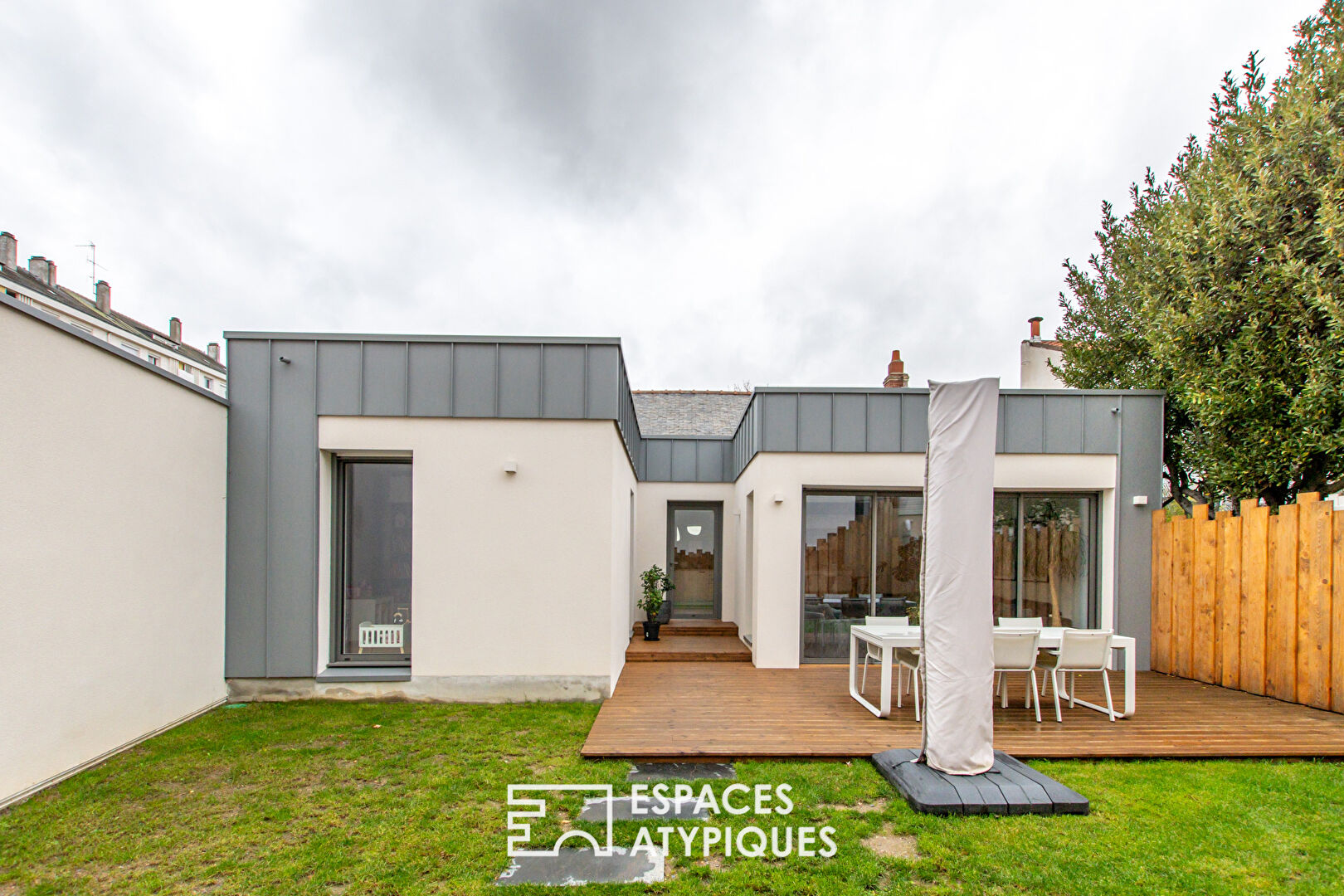 L’Insoupçonnable: maison rénovée et son locatif