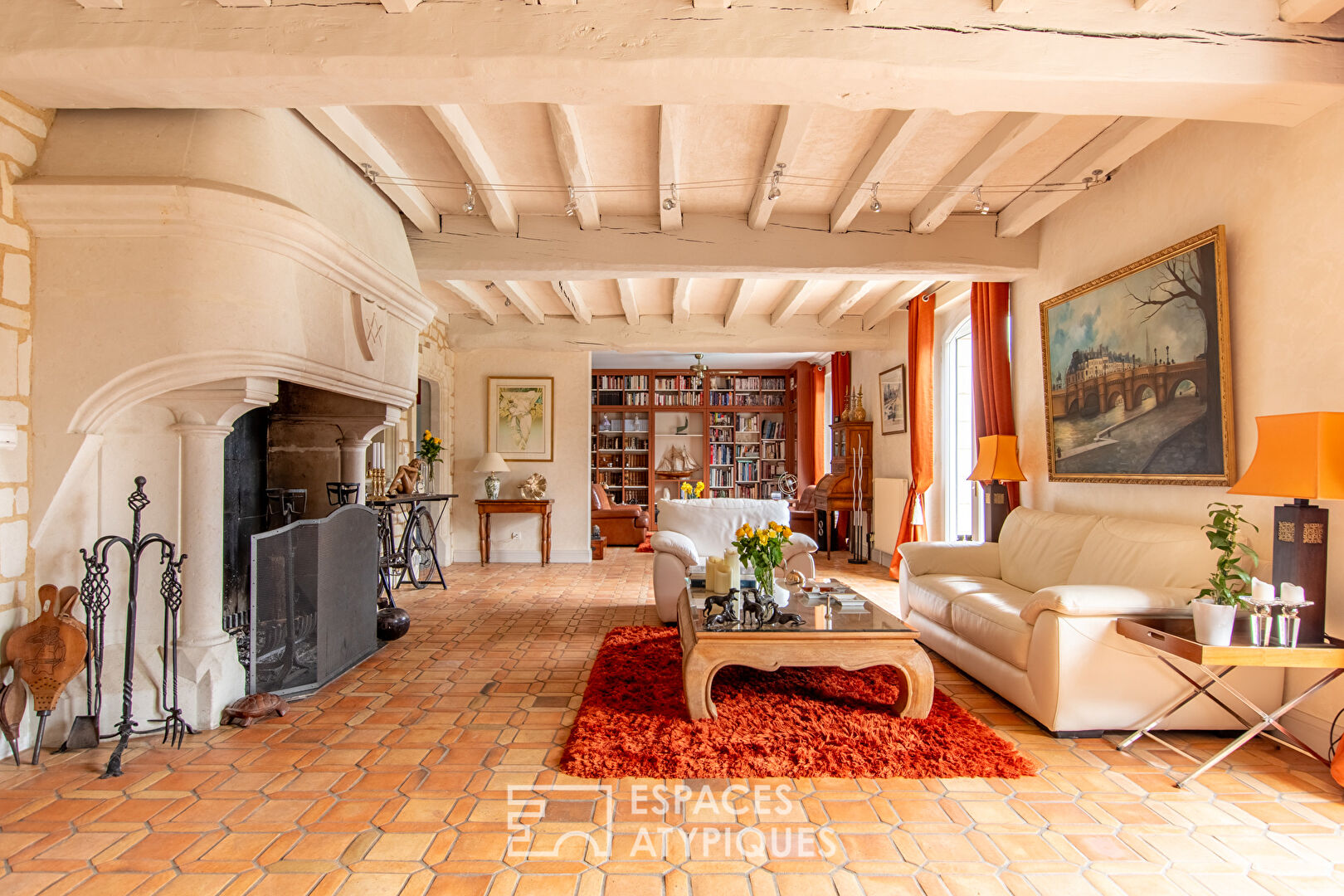 Property with swimming pool in its five-hectare setting