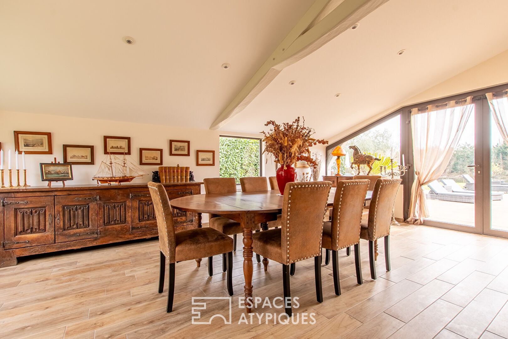 Property with swimming pool in its five-hectare setting