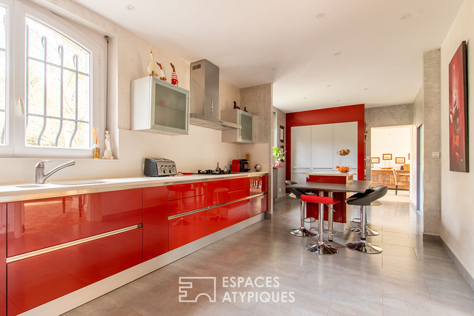 Property with swimming pool in its five-hectare setting