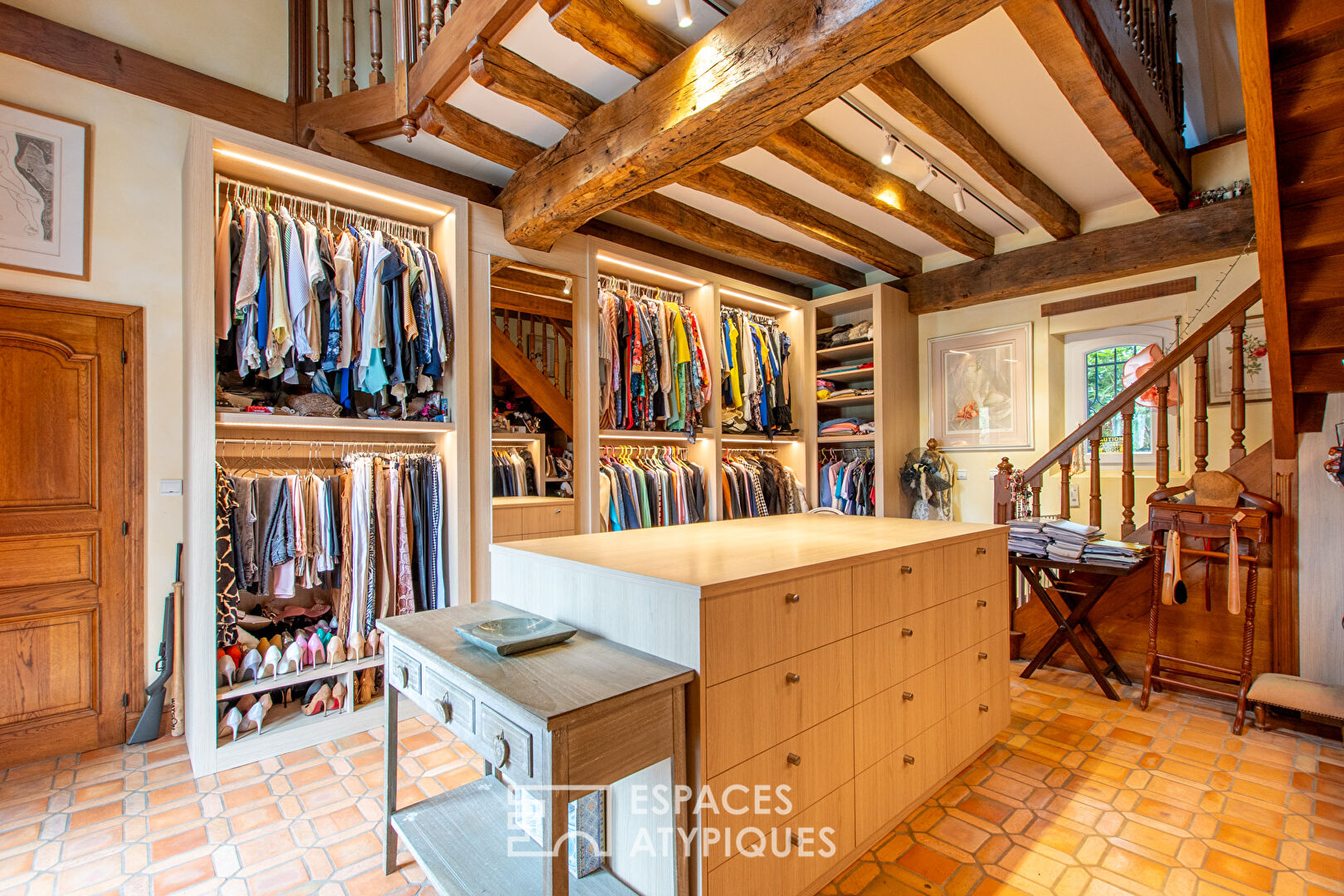 Property with swimming pool in its five-hectare setting