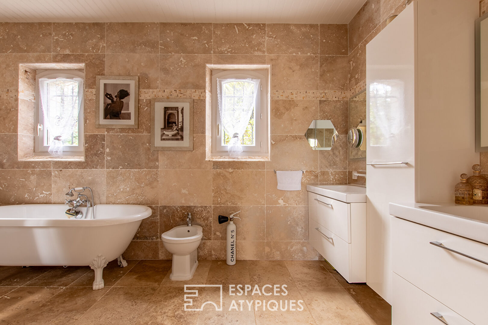 Property with swimming pool in its five-hectare setting