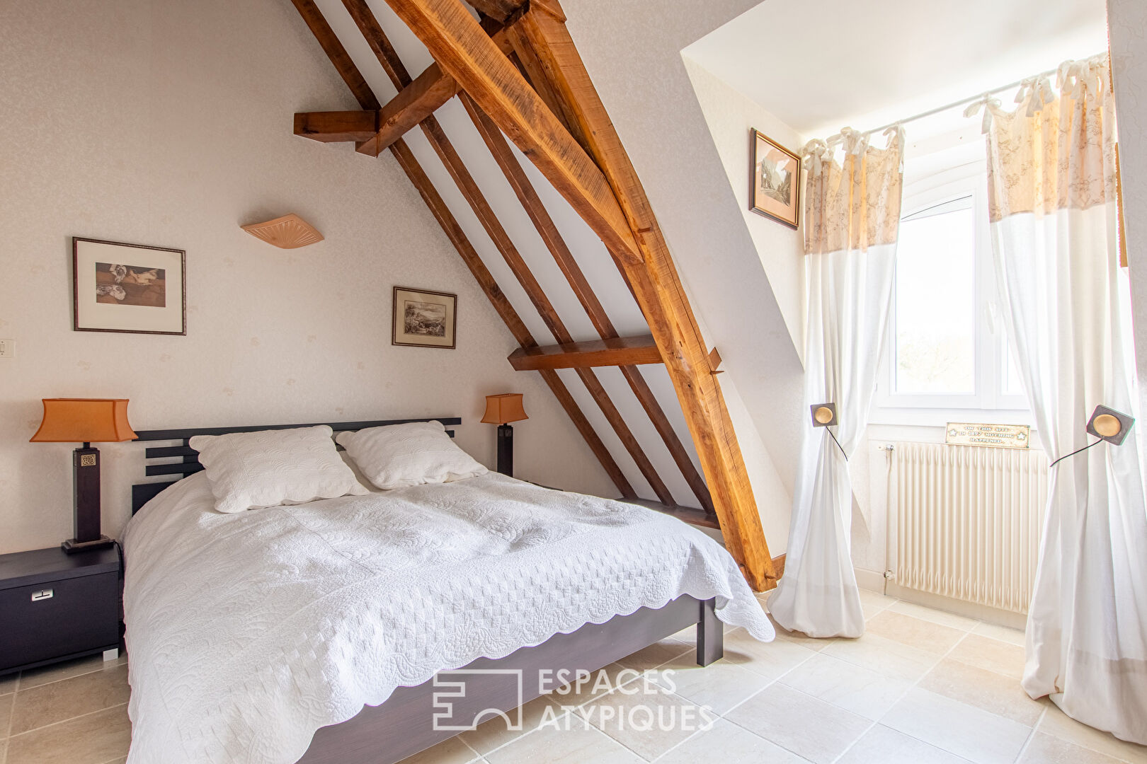 Property with swimming pool in its five-hectare setting