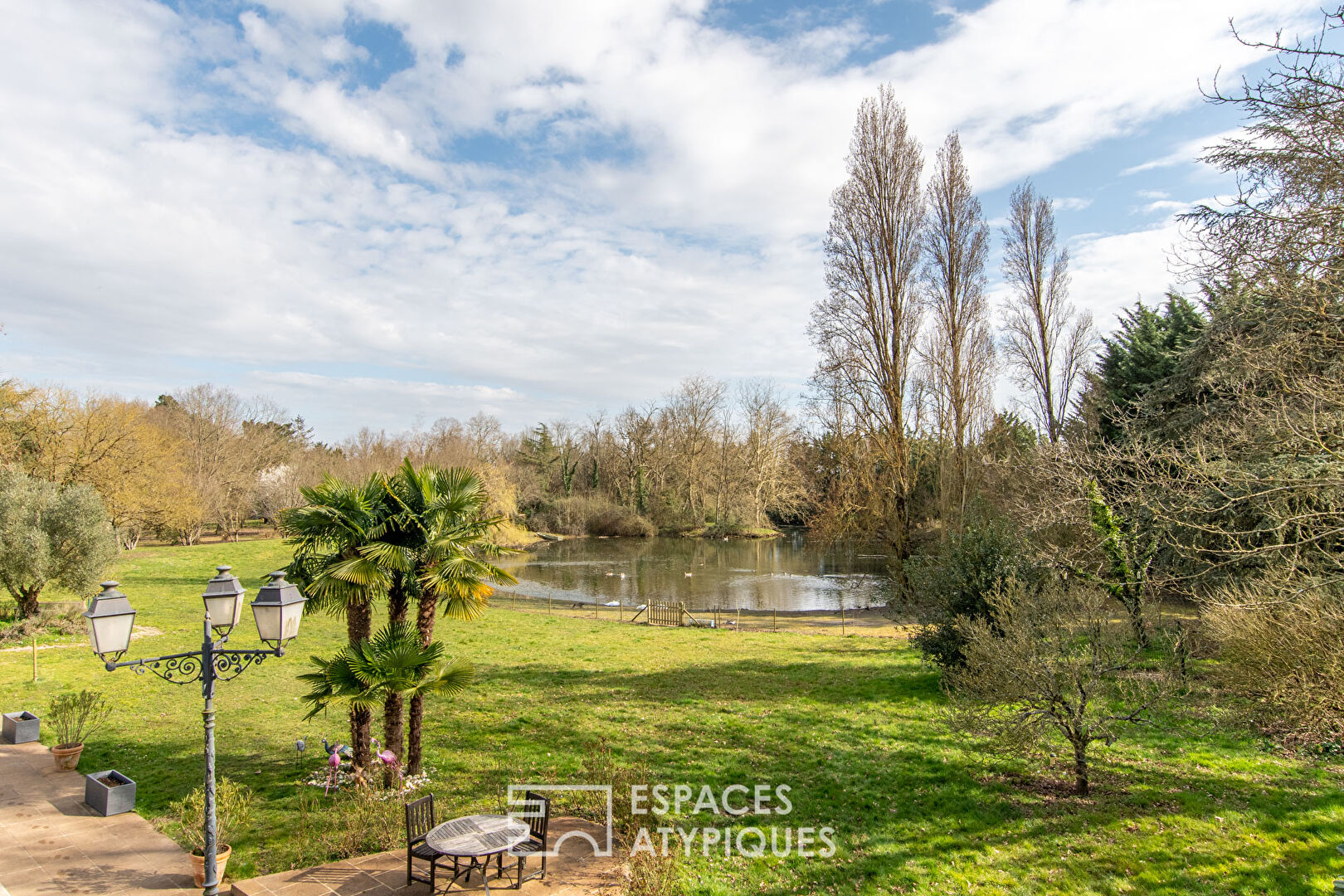 Property with swimming pool in its five-hectare setting