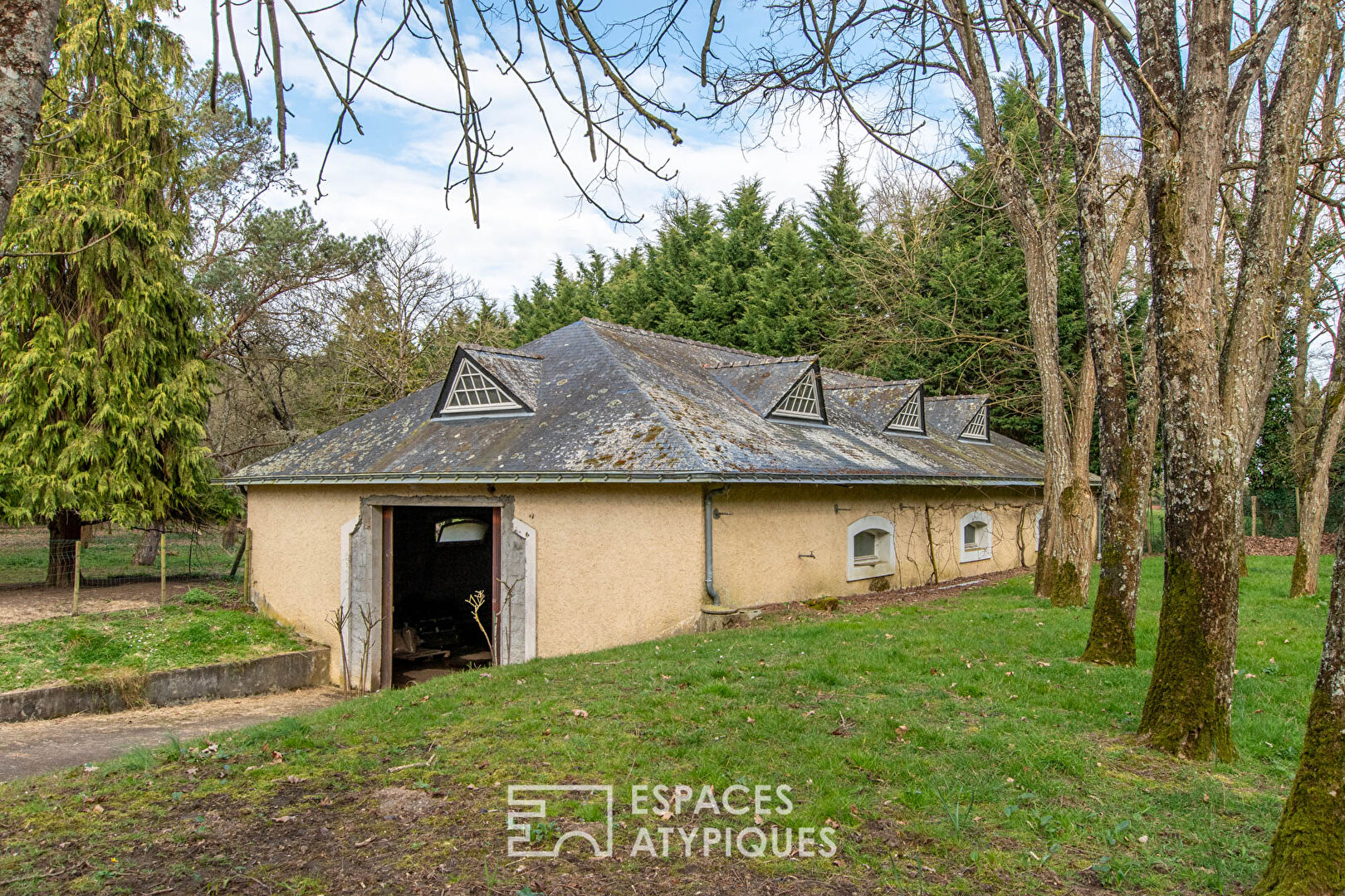 Property with swimming pool in its five-hectare setting