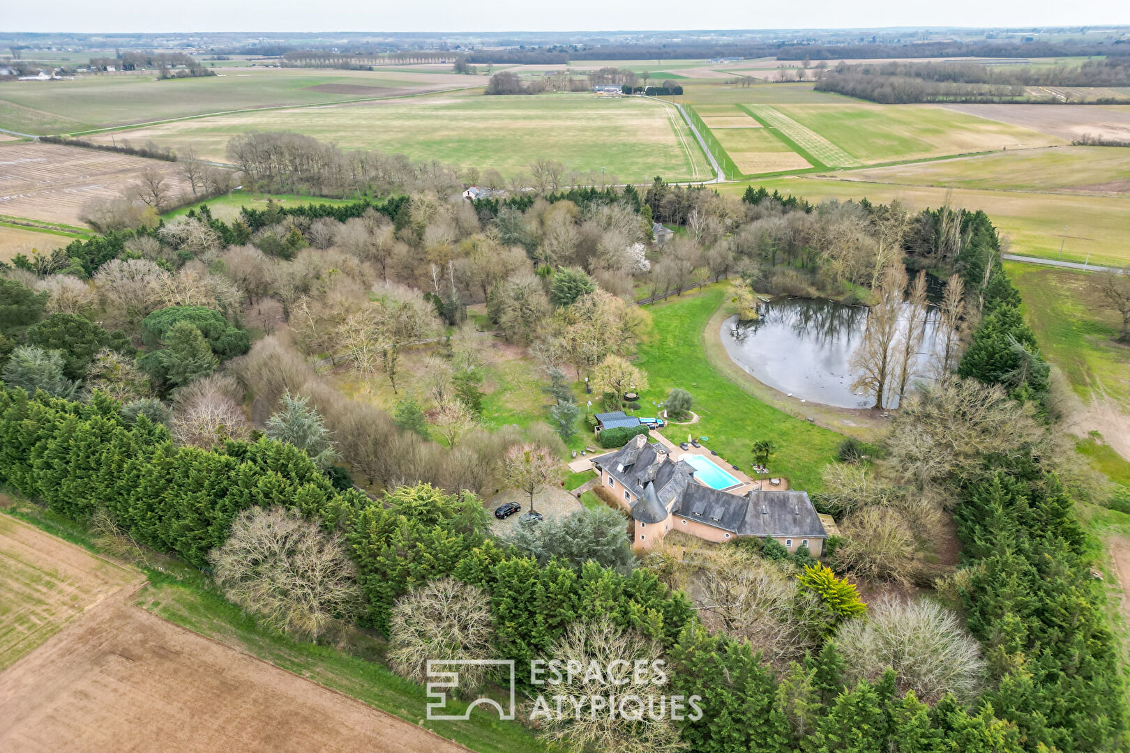 Property with swimming pool in its five-hectare setting