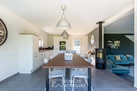 Maison d’architecte dans son écrin de verdure