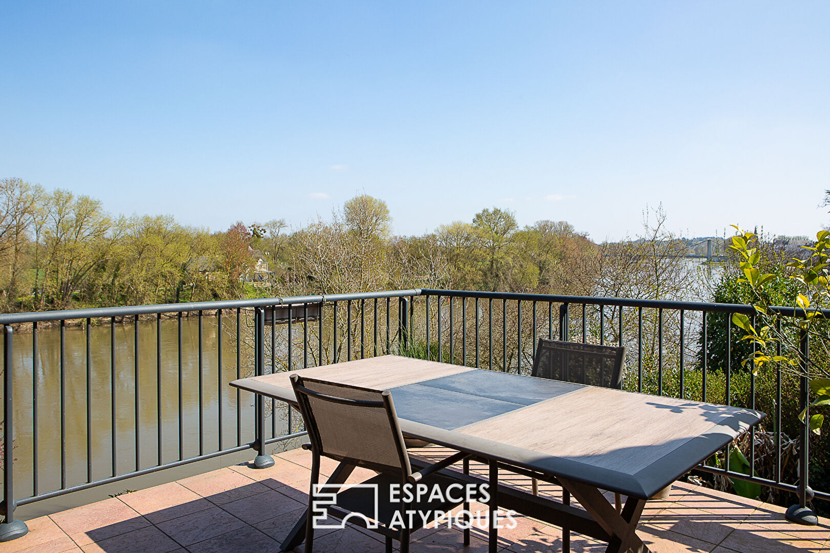 Entre ciel et Loire, élégante maison de marinier rénovée