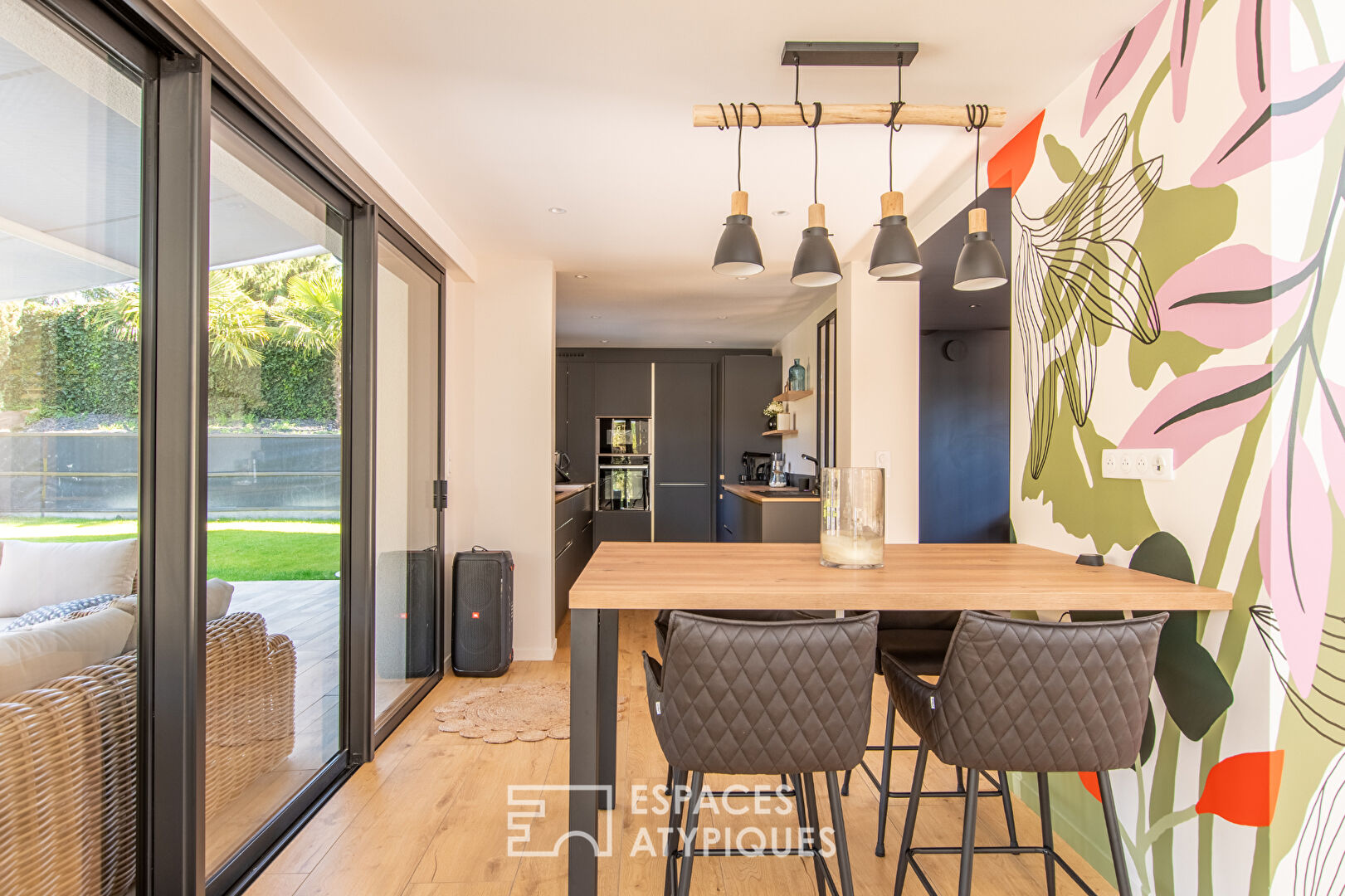 Havre contemporain avec studio indépendant et piscine chauffée
