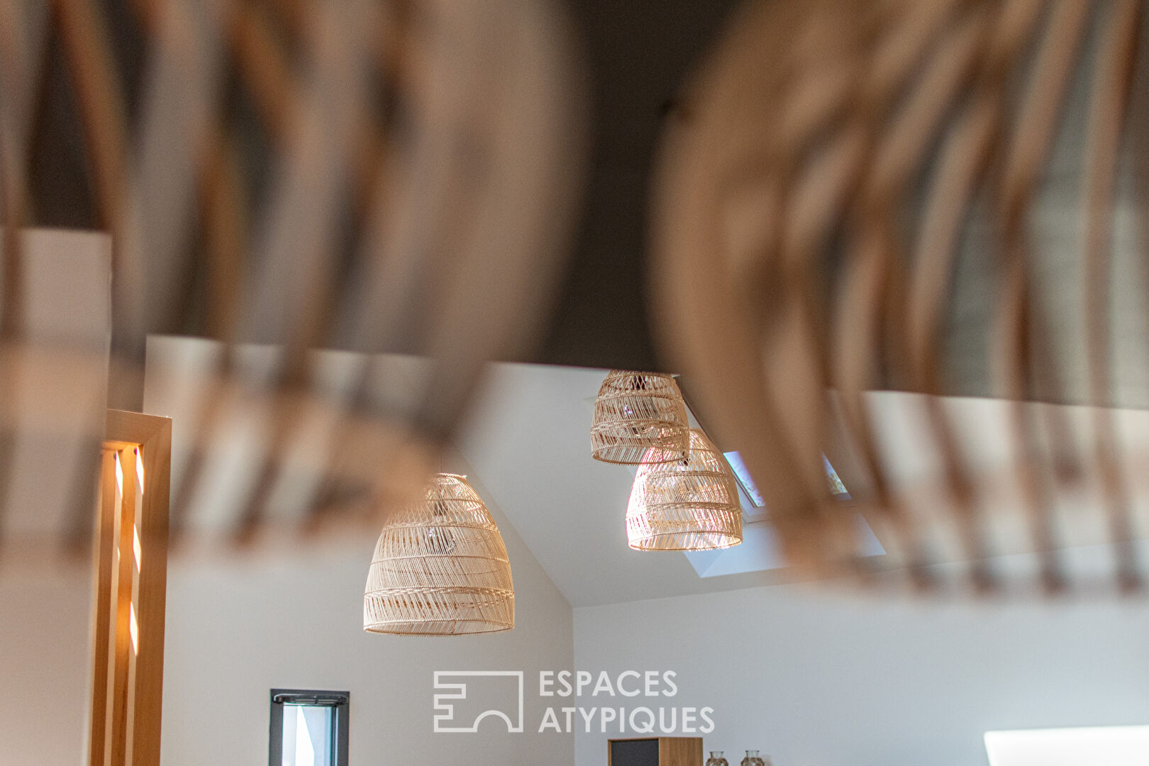 Havre contemporain avec studio indépendant et piscine chauffée