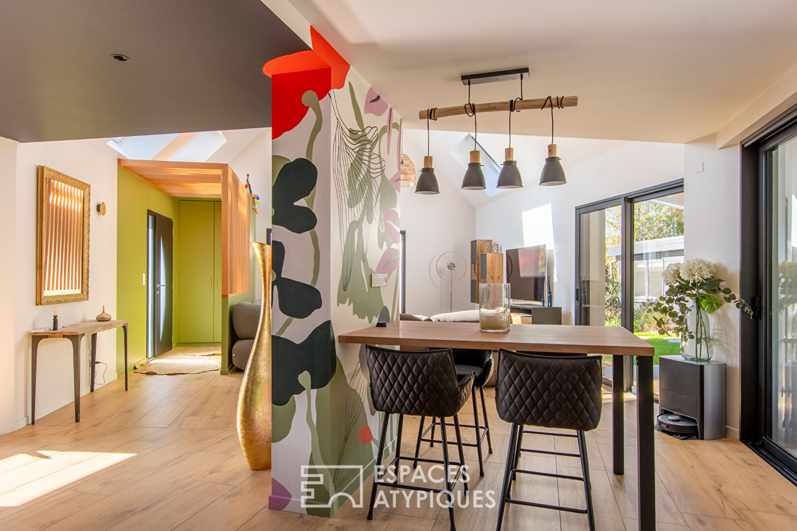 Havre contemporain avec studio indépendant et piscine chauffée
