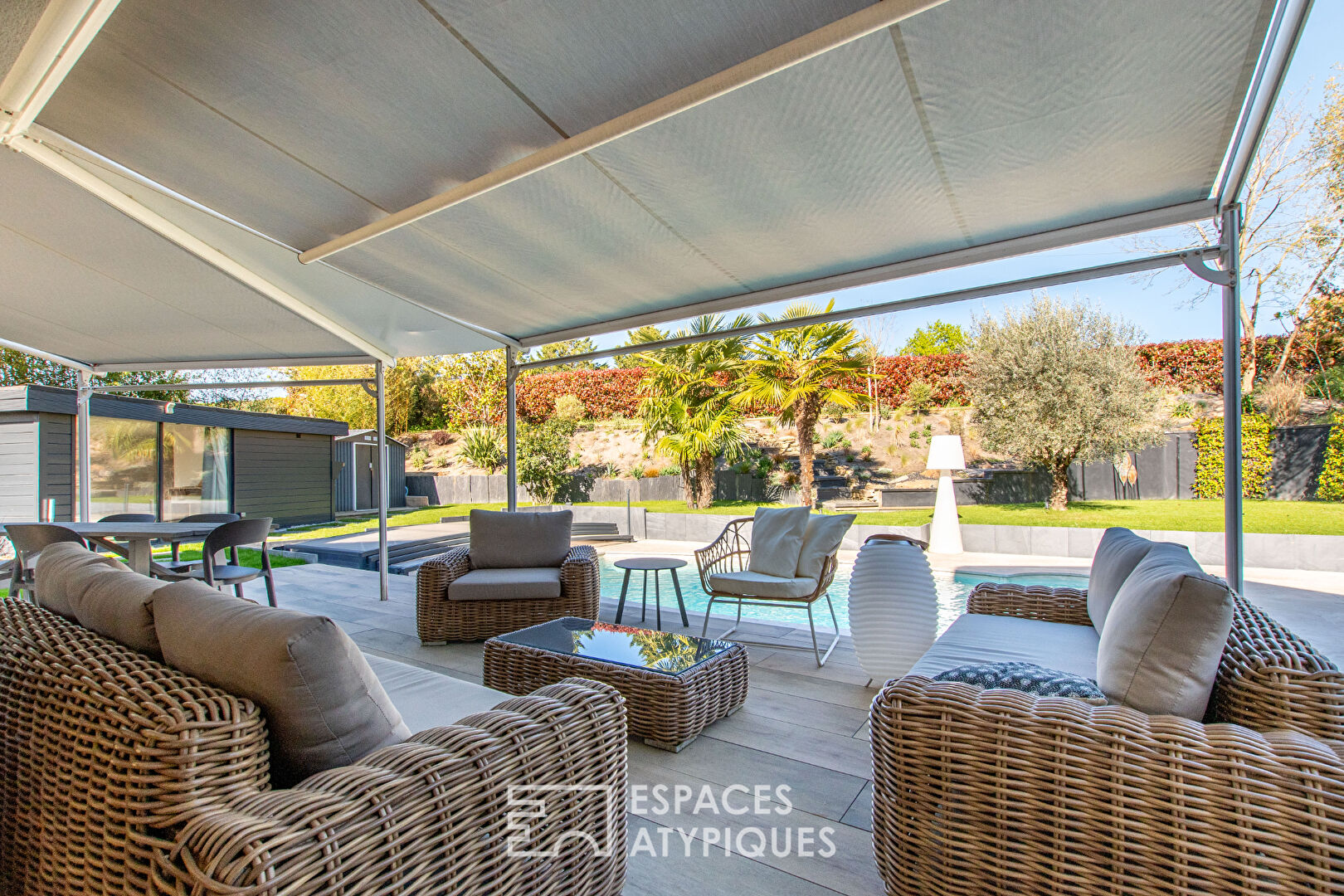 Havre contemporain avec studio indépendant et piscine chauffée