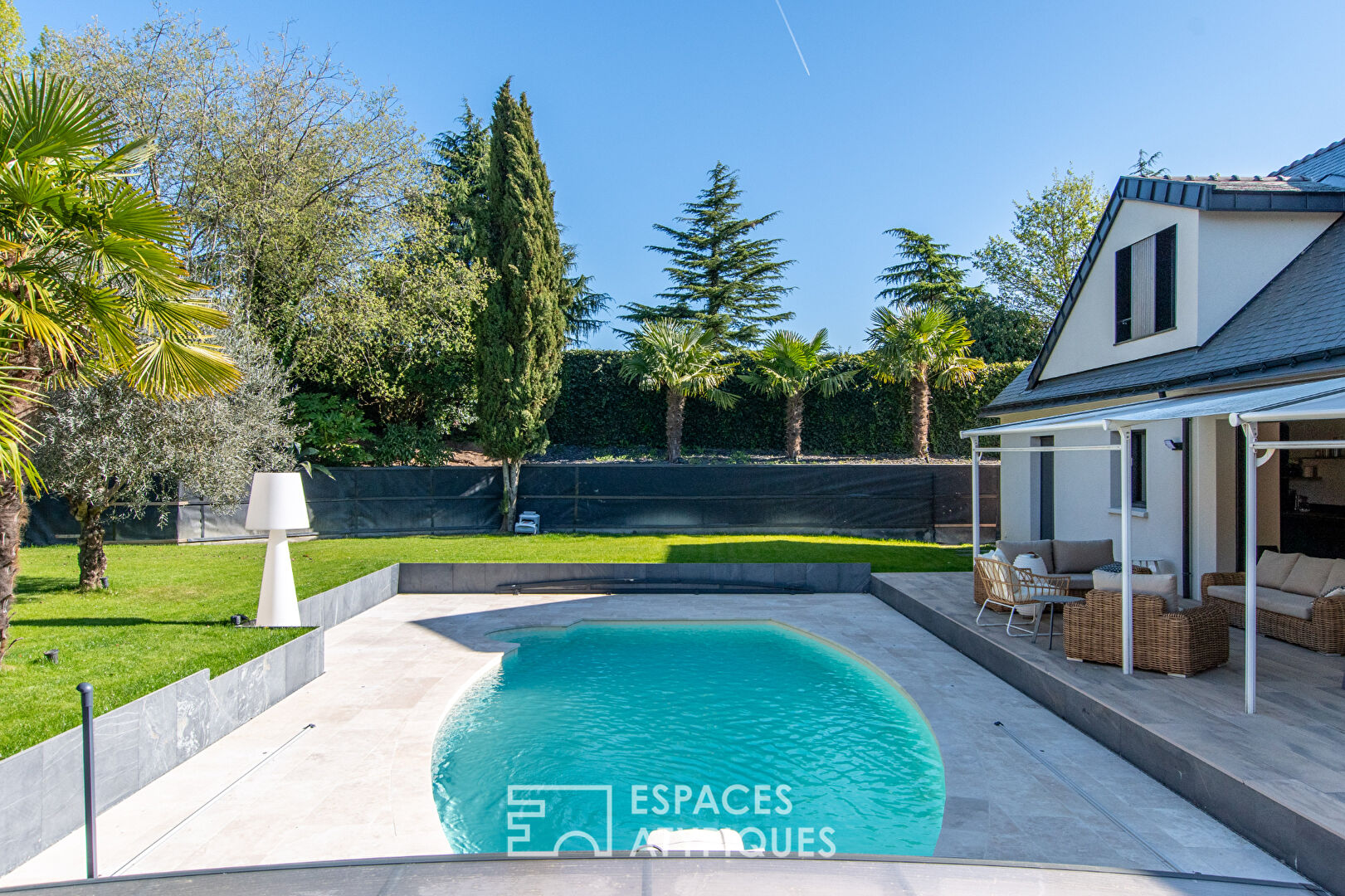 Havre contemporain avec studio indépendant et piscine chauffée
