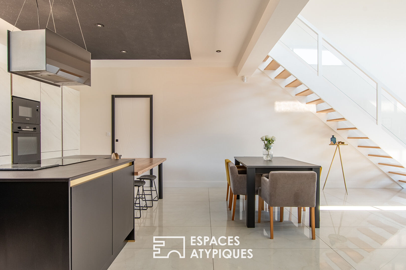 Bright Contemporary House and its Swimming Pool