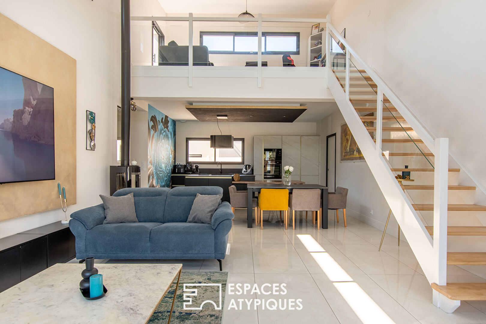 Bright Contemporary House and its Swimming Pool